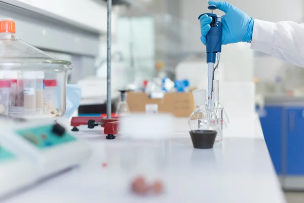 Cientista em laboratório — Fotografia de Stock