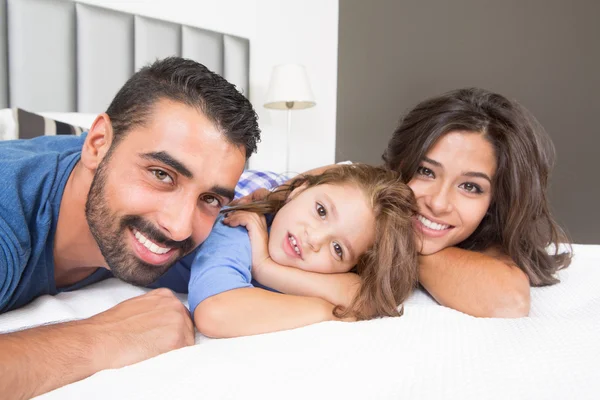 Семья на кровати — стоковое фото