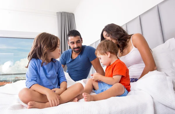 Familie op bed — Stockfoto