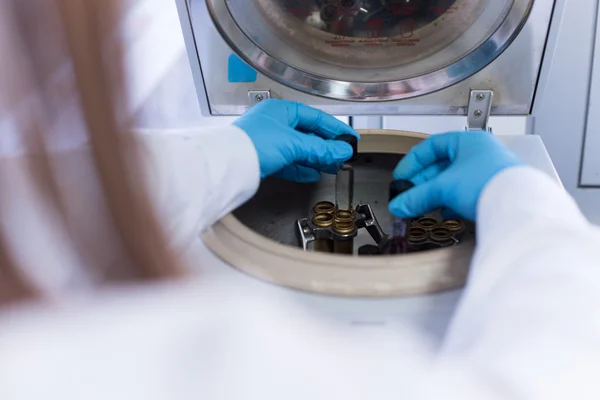 Cientista em laboratório — Fotografia de Stock