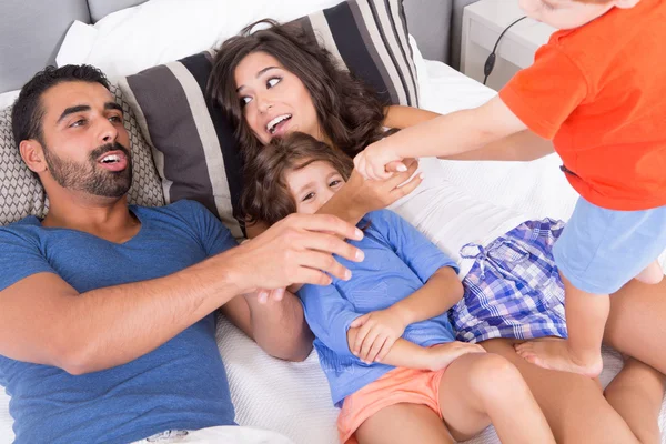 Famiglia sul letto — Foto Stock