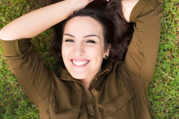 Femme dans l'herbe — Photo