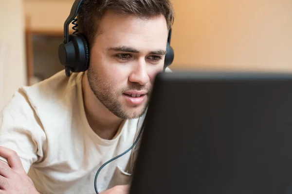 Man använder hörlurar — Stockfoto