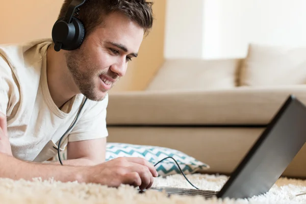 Homem usando fones de ouvido — Fotografia de Stock