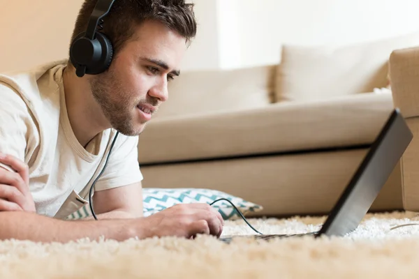 Uomo che utilizza cuffie — Foto Stock