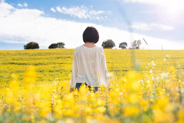 Frau im gelben Feld — Stockfoto