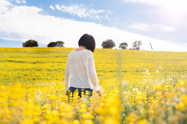 Frau im gelben Feld — Stockfoto