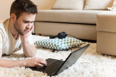 Dizüstü bilgisayarda yazan adam