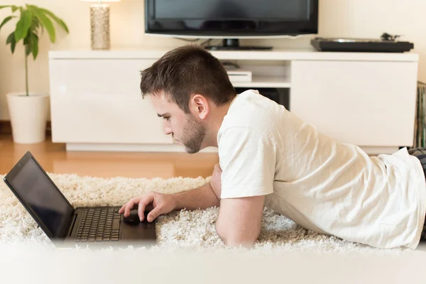 Man typing on laptop — Stock Photo, Image