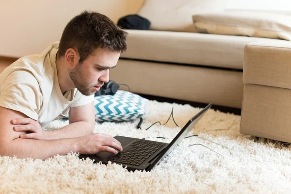 Hombre escribiendo en el ordenador portátil —  Fotos de Stock