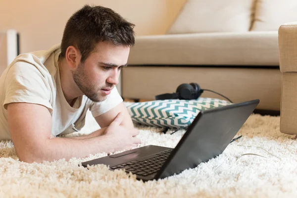 Homem digitando no laptop — Fotografia de Stock