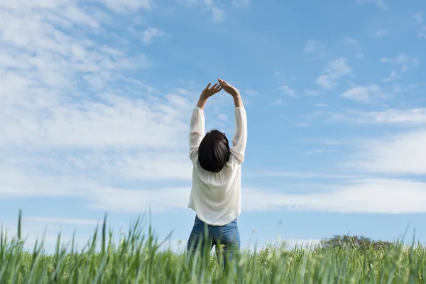 Woman in green field — Stock Photo, Image