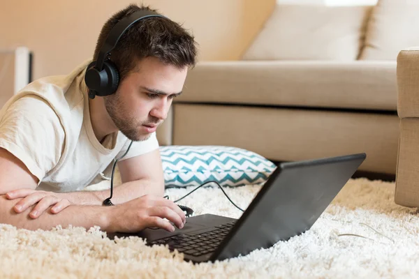 Homem usando fones de ouvido — Fotografia de Stock