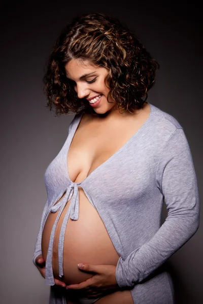 Femme enceinte montrant le ventre — Photo