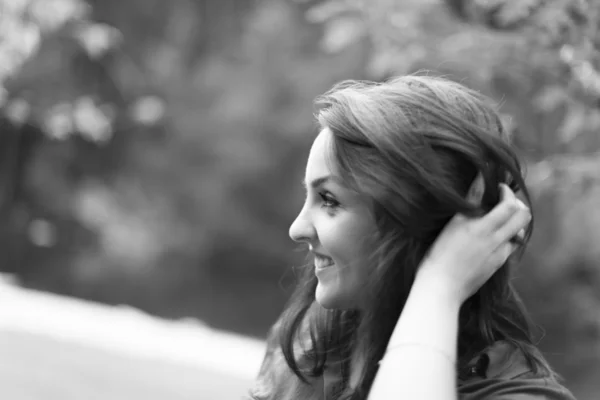 Mujer en blanco y negro — Foto de Stock