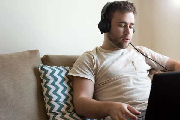 Uomo che utilizza la tecnologia — Foto Stock