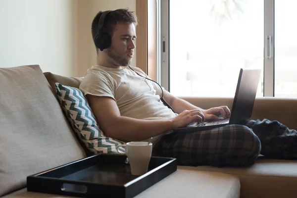 Homem usando tecnologia — Fotografia de Stock