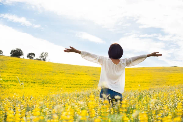 Mujer en campo amarillo — Foto de Stock