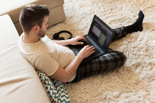 Homem digitando no laptop — Fotografia de Stock