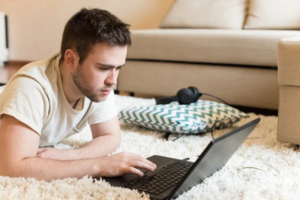 Homem digitando no laptop — Fotografia de Stock