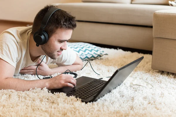 Man using headphones — Stock Photo, Image