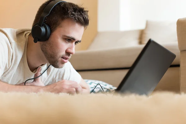 Homem usando fones de ouvido — Fotografia de Stock