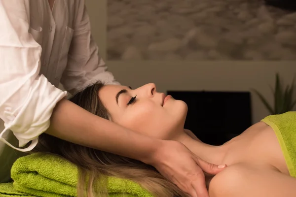 Donna con massaggio facciale — Foto Stock