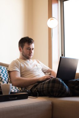 Adam ile laptop oturma odası