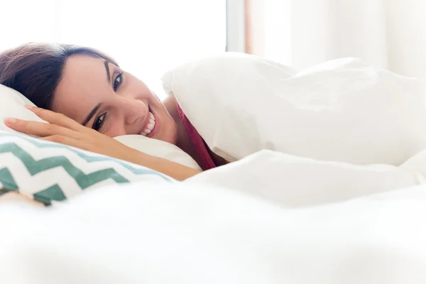 Frau entspannt sich im Bett — Stockfoto