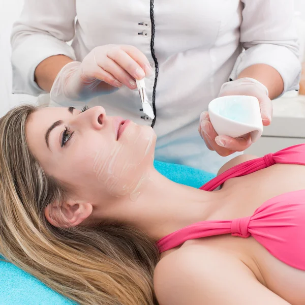 Mujer en clínica de spa — Foto de Stock