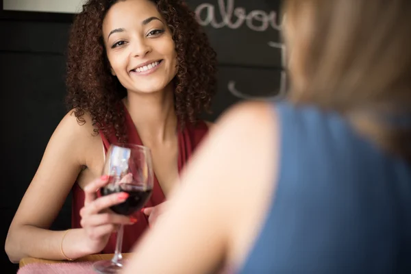 Vrienden in bar — Stockfoto