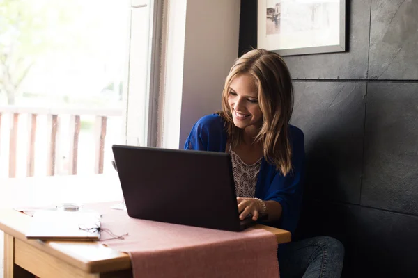 Wanita menggunakan laptop — Stok Foto