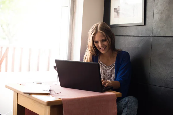 Wanita menggunakan laptop — Stok Foto