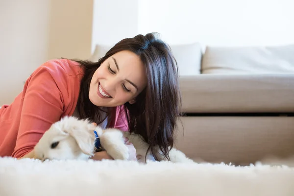 Wanita dengan anak anjing — Stok Foto