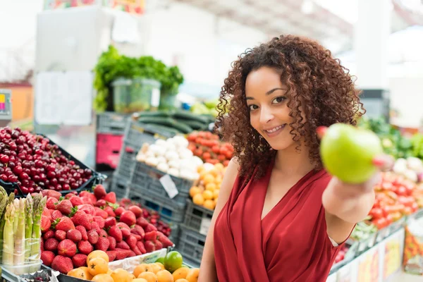 Kvinna shopping frukter — Stockfoto