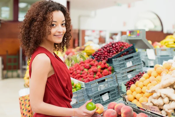 Kvinna shopping frukter — Stockfoto