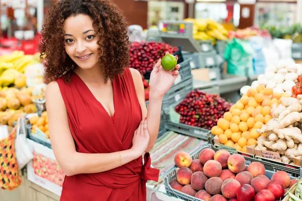 Meyve alışveriş kadın — Stok fotoğraf
