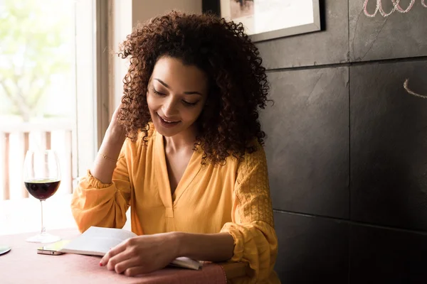 Woman reading book — Stock Photo, Image