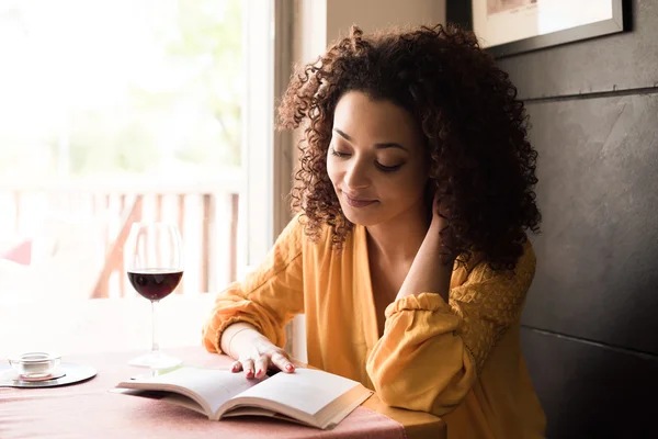 Woman reading book — Stock Photo, Image