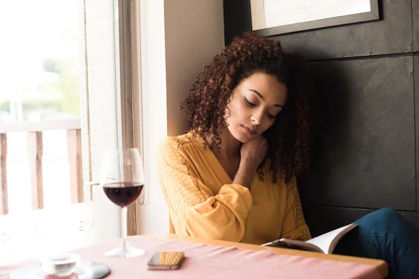 Frau liest Buch — Stockfoto