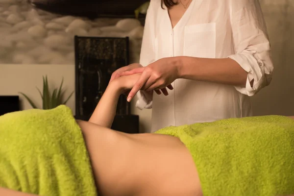 Женский массаж талии — стоковое фото