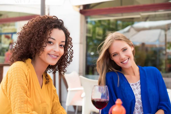 Vrienden in coffeshop terras — Stockfoto