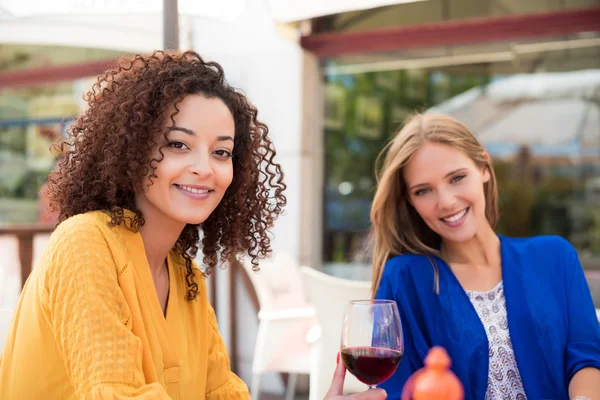 Friends in coffeshop terrace — Stock Photo, Image