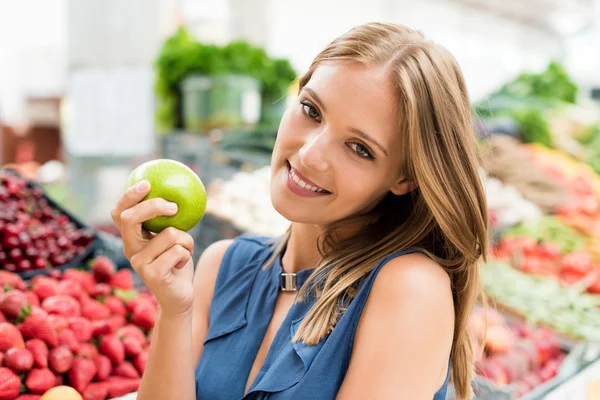 Donna shopping frutta — Foto Stock