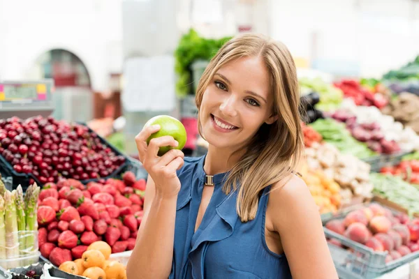 Donna shopping frutta — Foto Stock