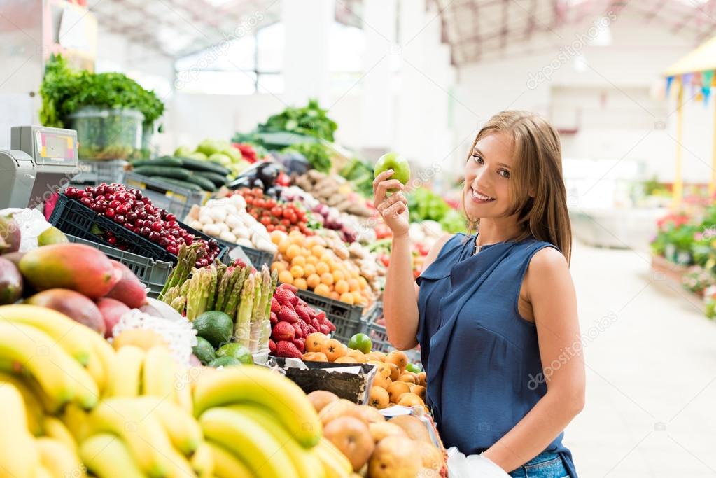 Woman shopping fruits