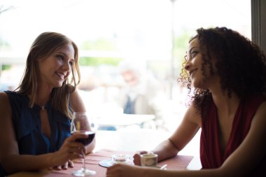 Kadın kahve dükkanı masada