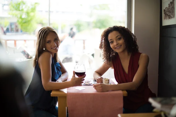 Vrouw aan koffie winkel tafel — Stockfoto