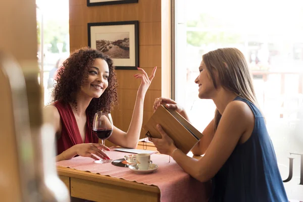 Femme à la table du café — Photo