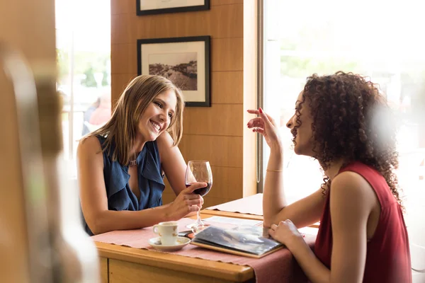 Kvinna på kafé tabell — Stockfoto